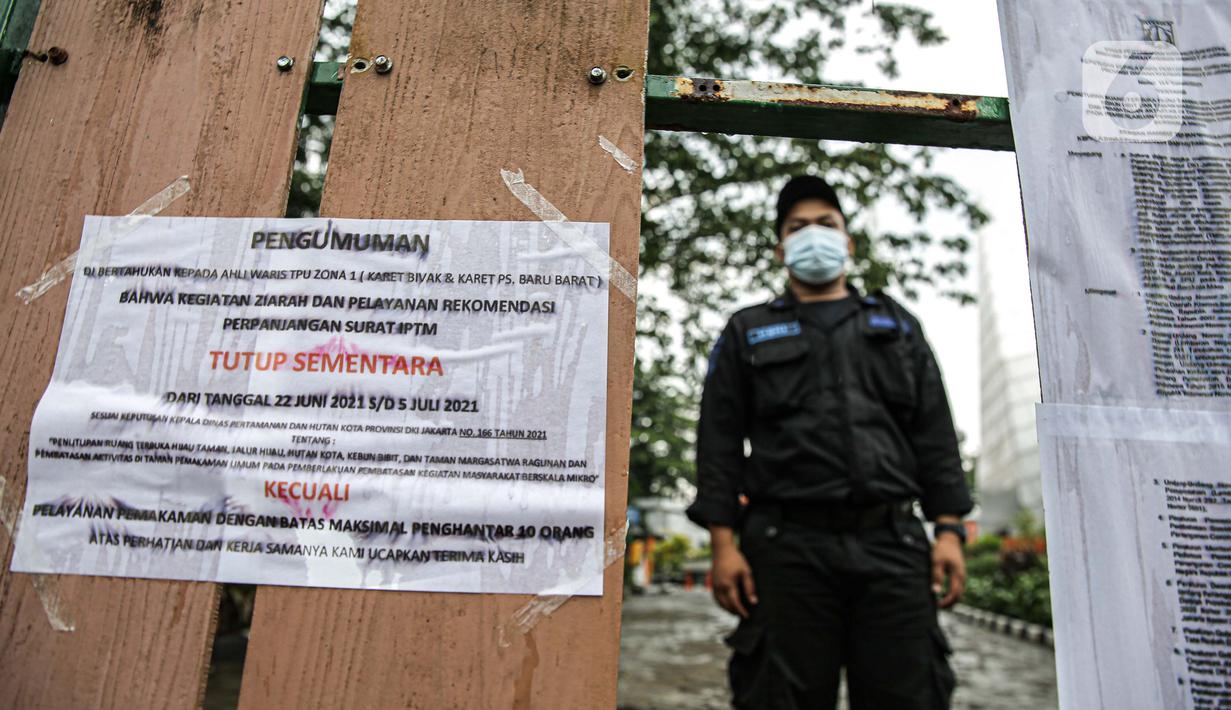 Pengumuman penutupan sementara terpampang di Tempat Pemakaman Umum (TPU) Karet Bivak, Jakarta, Minggu (27/6/2021). Pemerintah Provinsi DKI Jakarta membatasi aktivitas dan kunjungan ke TPU selama penyesuaian pemberlakuan pembatasan kegiatan masyarakat (PPKM) Mikro. (Liputan6.com/Faizal Fanani)