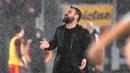 Pelatih AS Roma, Daniele De Rossi, memberikan arahan kepada anak asuhnya saat melawan Inter Milan pada pekan ke-24 Serie A 2023/2024 di Stadio Olimpico, Minggu (11/2/2024). (AFP/Alberto Pizzoli)