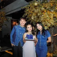 Aktris Marsha Aruan baru-baru ini merayakan ulang tahunnya yang ke-28. Momen perayaan ini terasa semakin spesial karena ia merayakannya bersama sang adik, Michelle Aruan, yang memiliki tanggal lahir sama, yakni 24 Oktober. [@aruanmarsha].