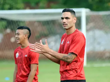 Pemain asing Persija asal Brasil, Jaimerson da Silva Xavier (kanan) saat latihan di Lapangan Sutasoma, Halim Perdanakusuma, Jakarta, Jumat (29/12). Pemain kelahiran Guarulhos, Brasil tersebut dikontrak untuk satu musim. (Liputan6.com/Helmi Fithriansyah)