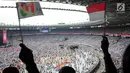 Pendukung pasangan Capres dan Cawapres nomor urut 01, Jokowi - Ma'ruf Amin saat mengikuti kampanye akbar di Stadion Gelora Bung Karno (SGBK), Jakarta, Sabtu (13/4). Kampanye akbar tersebut bertajuk konser putih bersatu. (Liputan6.com/Angga Yuniar)