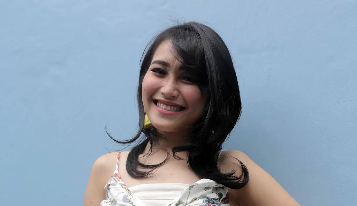 Penyanyi dangdut Ayu Ting Ting mengaku santai dengan kabar perjodohannya dengan presenter Addry Danuatmadja. Ibu satu anak itu menganggap perjodohan itu sebagai bahan candaan semata. (Nurwahyunan/Bintang.com)