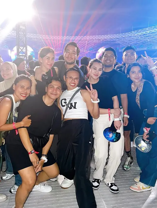 Aaliyah Massaid tampil dengan kaos hitam dipadukan celana panjang putih. Terlihat ia hadir bersama Thariq yang juga mengenakan kaos hitam. [@wanda_haraa]