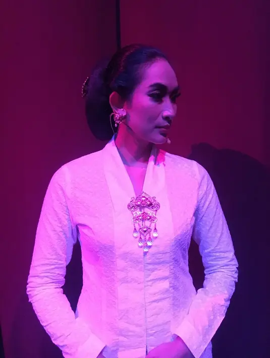 Sebagai pemain teater, wanta kelahiran 4 Januari 1980 ini kerap mengenakan pakaian daerah. (Foto: instagram.com/happysalma)