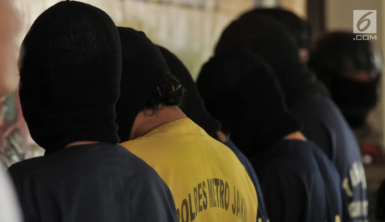 Petugas menghadirkan tersangka kejahatan pemalsuan jual beli STNK dan TNKB khusus di Polres Jakarta Utara, Selasa (27/8/2019). Polisi mengamankan barang bukti berupa sejumlah TNKB dan STNK palsu, uang tunai Rp 10 juta, 2 unit mesin cetak dan alat-alat untuk mencetak. (merdeka.com/Iqbal S Nugroho)