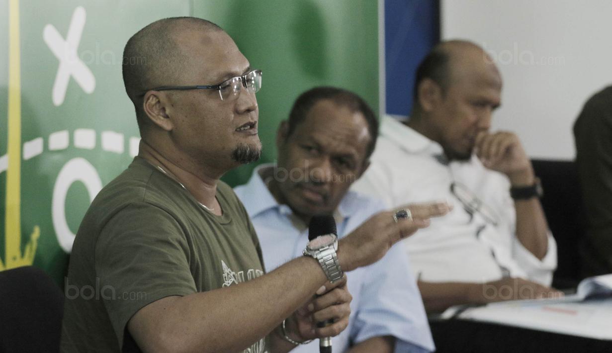 Pilar Timnas saat juara Sea Games 1991, Sudirman, saat mengisi acara diskusi Bincang Taktik di Gedung KMK Online, Jakarta, Kamis (10/8/2017). Diskusi mengangkat tema "Mengembalikan Tradisi Emas Sepak Bola SEA Games". (Bola.com/M Iqbal Ichsan)