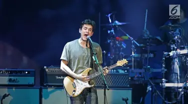 Penyanyi asal Amerika Serikat, John Mayer menghibur penggemarnya saat konser bertajuk John Mayer Asia Tour 2019 di ICE BSD City, Tangerang, Jumat (5/4/2019) malam. John Mayer membuka penampilannya lewat lagu "Belief" dalam konser perdananya di Indonesia . (Fimela.com/Bambang E. Ros)