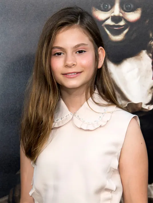 Aktris Lou Lou Safran tersenyum saat menghadiri pemutaran perdana 'Annabelle: Creation' di Hollywood, California (7/8). (AFP Photo/Valerie Macon)