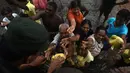 Tentara Sri Lanka membagikan makanan kepada korban banjir di Kelaniya, Kolombo (22/5/2016). Dikabarkan sekitar 80 orang tewas akibat hujan dan tanah longsor yang melanda Sri Lanka. (AFP Photo/Ishara S Kodikara)