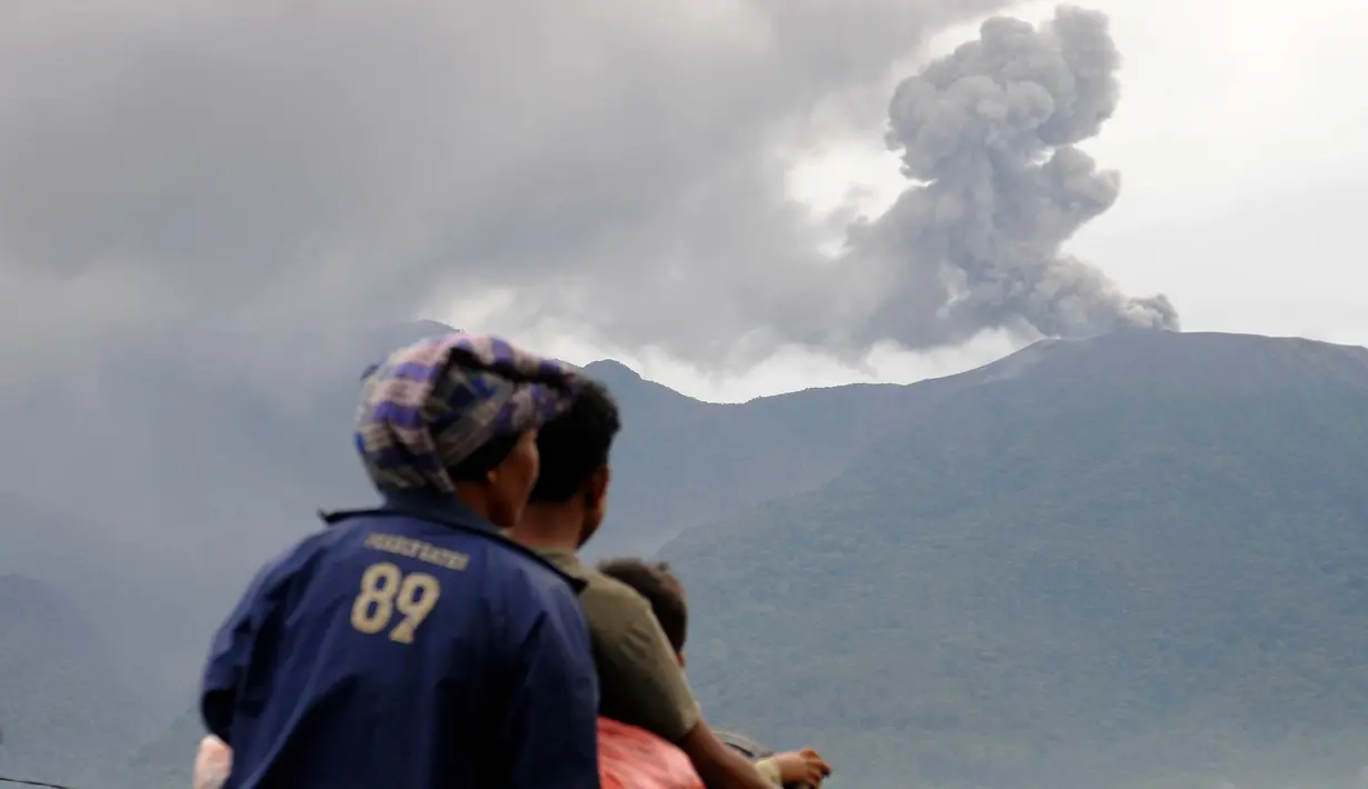 Pusat Vulkanologi dan Mitigasi Bencana Geologi (PVMBG) mengimbau masyarakat memakai masker bila keluar rumah jika terjadi hujan abu, hal ini untuk mengurangi dampak abu vulkanik bagi kesehatan. (AP Photo/Ardhy Fernando)