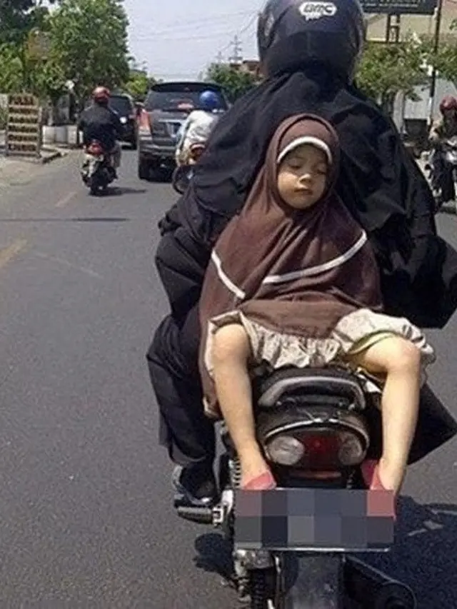 6 Potret Bocah Tidur di Motor Saat Diantar ke Sekolah Ini Bikin Orang Tua Panik