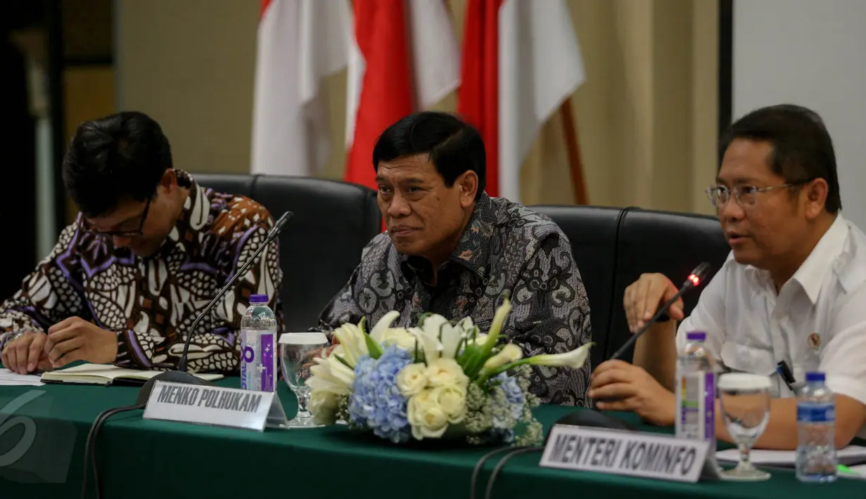 Menkominfo Rudiantara (kanan) memberikan penjelasan saat konferensi pers terkait pelaksanaan acara simposium Cyber Security di Gedung Serbaguna Menkominfo, Jakarta, Kamis (28/5/2015). (Liputan6.com/Faizal Fanani)