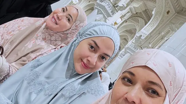 Gaya OOTD Nina Zatulini saat di Tanah Suci. (instagram/instagram.com/ninazatulini22)