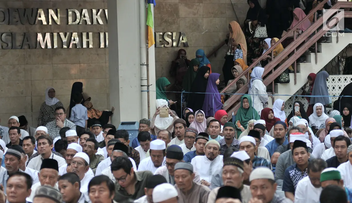 Ratusan jemaah saat menghadiri Salat Idul Adha di Masjid Al Furqan DDII, Jakarta, Selasa (21/8). Sejumlah umat Islam di Indonesia menunaikan Salat Idul Adha 1439 H hari ini meski pemerintah menetapkan Idul Adha Rabu (22/8). (Merdeka.com/Iqbal S. Nugroho)