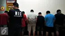 Tersangka penyeludup narkotika jaringan Malaysia-Indonesia saat digelandang ke kantor Dirnarkoba Mabes Polri, Jakarta, Senin (18/1). Ditnarkoba berhasil mengamankan barang bukti shabu sebanyak 10kg dan 100 butir ecstasy. (Liputan6.com/Yoppy Renato)