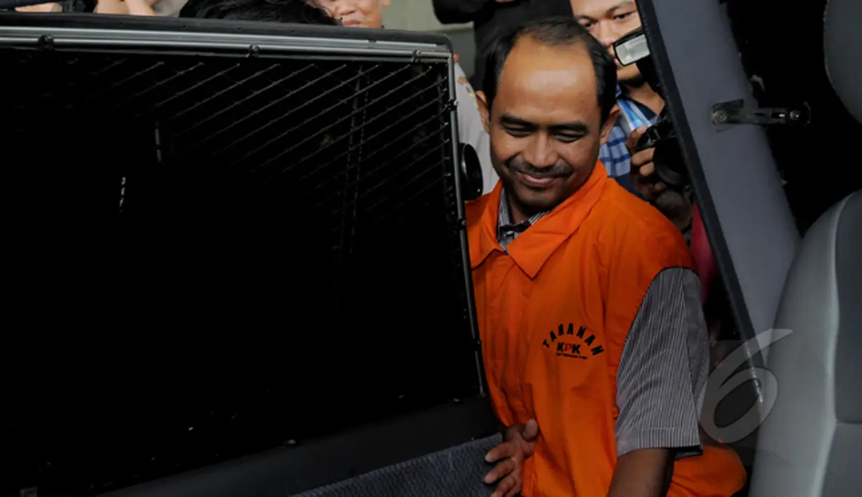 Ikmal Jaya memasuki mobil yang menjemputnya usai memenuhi panggilan KPK. Ikmal adalah tersangka kasus dugaan korupsi tukar guling tanah di Tegal, Jakarta, Selasa (17/2/2015). (Liputan6.com/Faisal R Syam)  