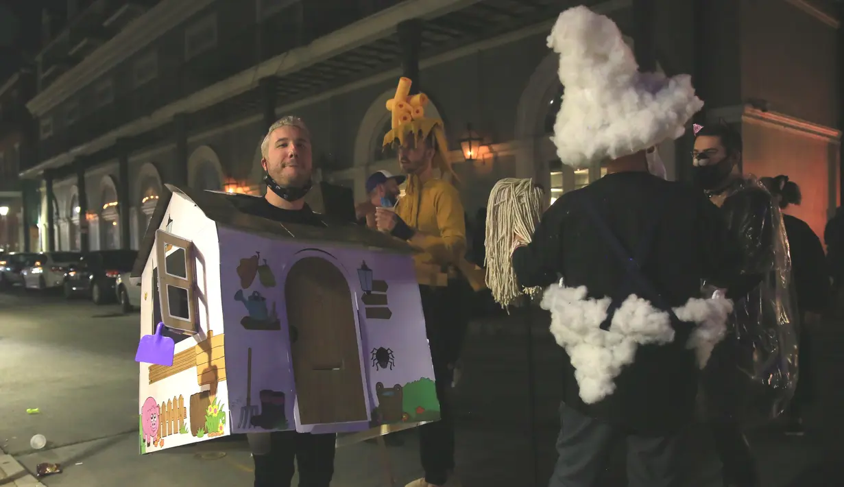 Warga yang mengenakan kostum Halloween berpose untuk difoto di New Orleans, Louisiana, Amerika Serikat, pada 31 Oktober 2020. Akibat pandemi COVID-19, perkumpulan warga dibatasi di New Orleans dan semua lokasi ditutup mulai pukul 23.00 waktu setempat pada Sabtu (31/10). (Xinhua/Lan Wei)