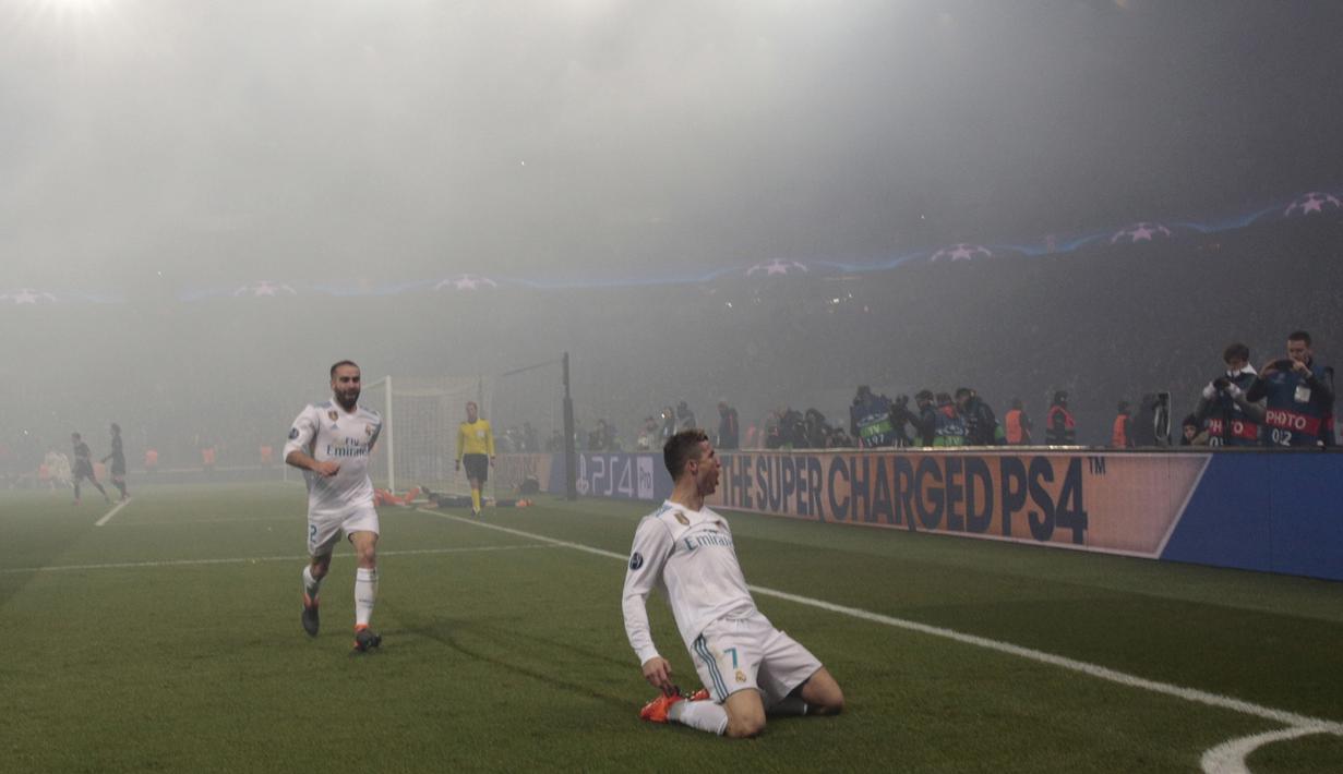 Bintang Real Madrid, Cristiano Ronaldo merayakan gol yang dicetaknya ke gawang PSG pada laga Liga Champions di Stadion Parc des Princes, Paris, Selasa (6/3/2018). PSG kalah agregat 2-5 dari Madrid. (AFP/Geoffroy Van Der Hasselt)