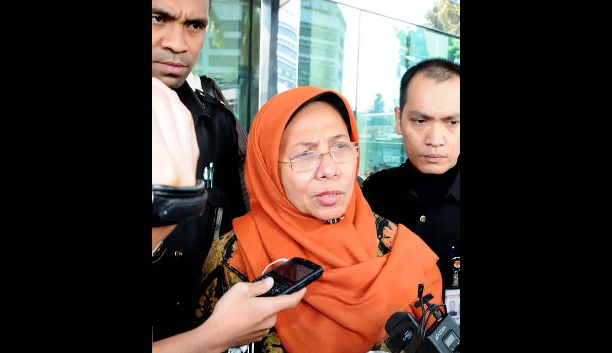 Politikus Partai Hanura itu mengaku telah menyerahkan kepada tim penyidik KPK soal laporan hasil pengawasan panitia kerja (panja) haji Komisi VIII, Jakarta, Rabu (27/8/14). (Liputan6.com/Andrian M Tunay) 