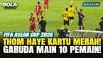 Detik-detik Thom Haye mendapat kartu merah saat Timnas Indonesia menghadapi Malaysia di FIFA ASEAN Cup 2026. Thom Haye awalnya mendapat kartu kuning setelah melanggar Arif Aiman. Namun, setelah wasit mengecek VAR, kartu kuning dibatalkan dan Haye lan...
