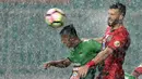 Duel pemain PS TNI, Wawan Febrianto dan Pemain Persiba Balikpapan, Anmar Almubaraki pada laga pekan keempat Liga 1 2017 di Stadion Pakansari, Bogor, Jumat (5/5/2017). PS TNI bermain 1-1. (Bola.com/Nicklas Hanoatubun)