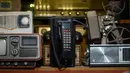Ponsel Motorola lama ditampilkan di pasar barang antik di Seoul, Korea Selatan (2/4). Korea Selatan sedang bersiap untuk meluncurkan jaringan seluler 5G pertama di dunia pada 5 April. (AFP Photo/Ed Jones)