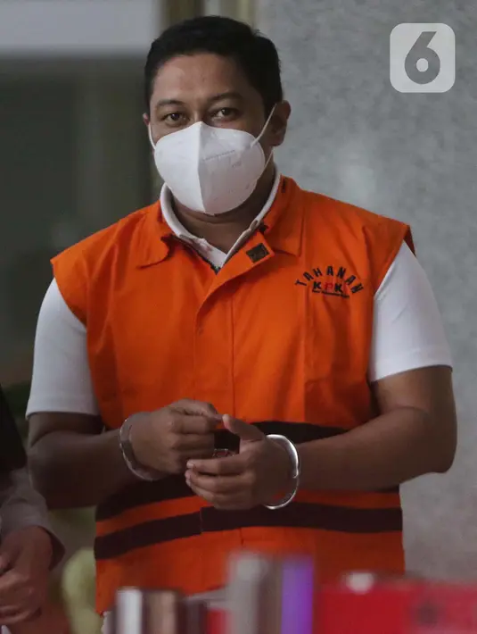 Mantan penyidik KPK dari unsur Polri, Stepanus Robin Pattuju usai menjalani pemeriksaan labnjutan di Gedung KPK, Jakarta, Selasa (8/6/2021). Stepanus Robin Pattuju merupakan tersangka dugaan suap terkait penanganan perkara Wali Kota Tanjung Balai 2020-2021. (Liputan6.com/Helmi Fithriansyah)