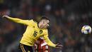 Aksi Thorgan Hazard melakukan duel udara pada laga perdana Kualifikasi Piala Eropa 2020 Grup I yang berlangsung di Stadion Roi Baudouin, Brussels, Jumat (22/3). Belgia menang 3-1 atas Rusia. (AFP/John Thys)