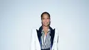 Bintang film populer “Watchmen”, Regina King tampil dengan gaya chic berbalut blazer, shirt, dan short pants bernuansa navy-white. (Dok/Louis Vuitton).