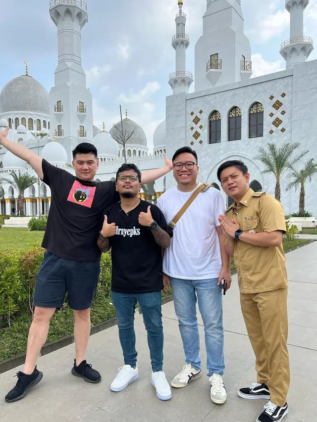 Potret Chef Arnold di Kota Solo, Kunjungi Masjid Raya Sheikh Zayed