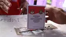 Pemilih memasukkan surat suara setelah mencoblos pada Pilkada Serentak 2018 di TPS 29 Gandasari, Kota Tangerang, Rabu (27/6). Di TPS ini warga yang memilih untuk Pilkada Kota Tangerang dapat merasakan sensasi Piala Dunia 2018 (Liputan6.com/Angga Yuniar)