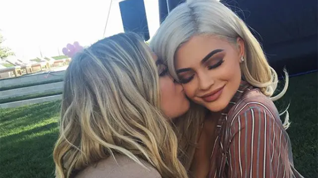 [Bintang] Khloe Kardashian - Kylie Jenner