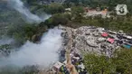 Foto udara memperlihatkan asap kebakaran menyelimuti Tempat Pembuangan Sampah (TPS) Limo, Cinere, Depok, Jawa Barat, Senin (23/10/2023). (Liputan6.com/Herman Zakharia)