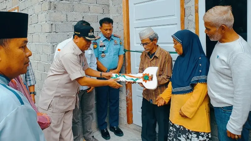 Pasangan suami istri di Kabupaten Kuansing menerima rumah buatan narapidana di Lapas Teluk Kuantan.