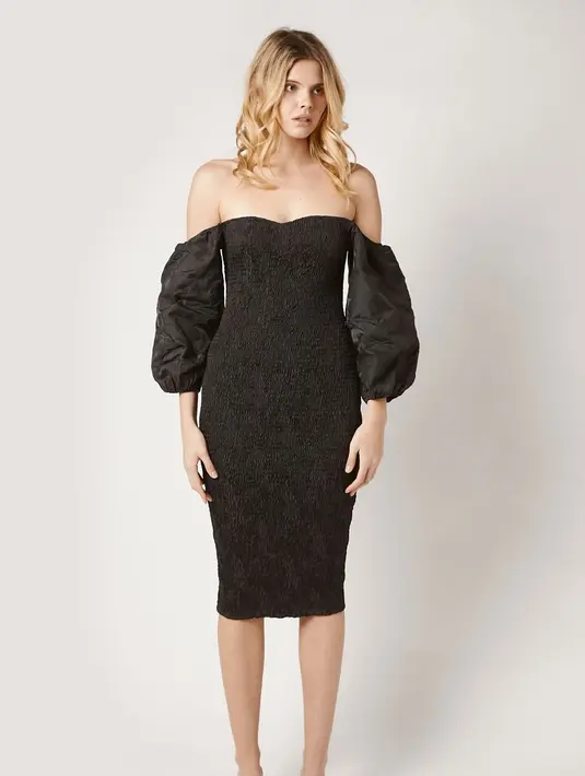 Off-shoulder mini dress dengan lengan balon bisa memberikan tampilan anggun, membentuk tubuhmu dengan sempurna untuk malam tahun baru. Foto: Pinterest.