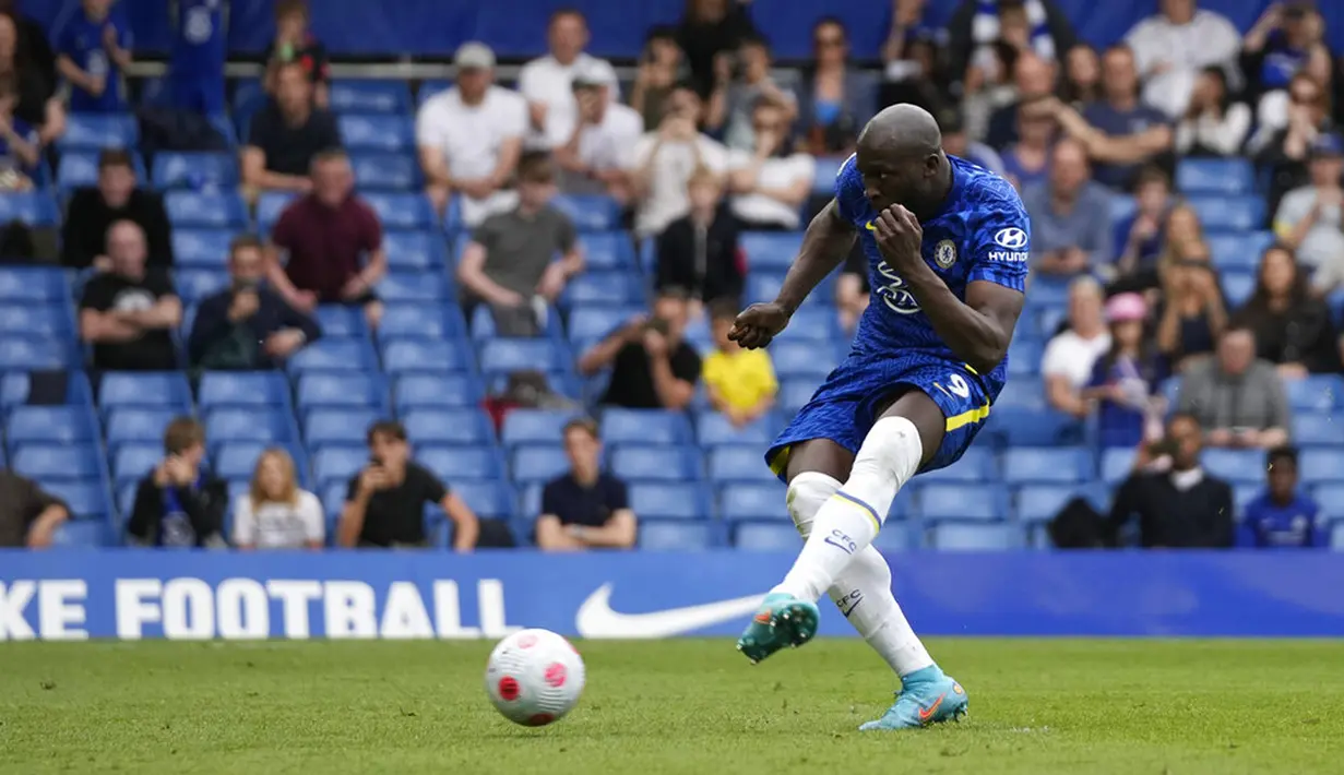 <p>Pemain Chelsea Romelu Lukaku mencetak gol ke gawang Wolverhampton Wanderers lewat tendangan penalti pada pertandingan sepak bola Liga Inggris di Stadion Stamford Bridge, London, Inggris, 7 Mei 2022. Pertandingan berakhir 2-2. (AP Photo/Frank Augstein)</p>