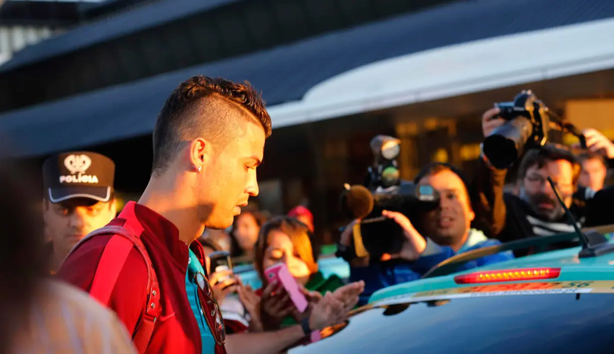  Cristiano Ronaldo pulang kerumahnya tanpa jemputan khusus. Ia pulang dengan naik taksi, Sabtu (28/6/2014) (Reuters/HUGO CORREIA)
