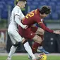 Gelandang AS Roma, Nicolo Zaniolo, berebut bola dengan gelandang Torino, Sasa Lukic, pada laga Serie A Italia di Stadion Olimpico, Roma, Minggu (5/12). Roma kalah 0-2 dari Torino. (AFP/Filippo Monteforte)