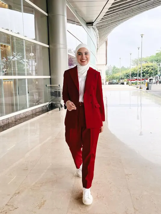 Nycta Gina kenakan set blazer merah dengan cara yang kasual [@missnyctagina]
