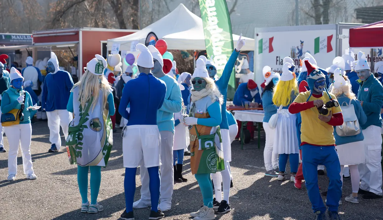 Orang-orang berpakaian Smurf menikmati makanan selama upaya pemecahan rekor dunia di Lauchringen, Jerman, 16 Februari 2019. Pertemuan tersebut untuk memecahkan rekor orang dengan kostum Smurf terbanyak di dunia. (CONSTANT FORME-BECHERAT/AFP)