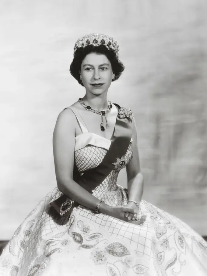 Pameran Mode Terbesar Memerlihatkan Koleksi Busana Ratu Elizabeth II