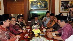 Ketua Umum PBNU Said Aqil Siradj (tengah) saat menjamu Sekjen PDIP Hasto Kristiyanto yang hadir di Gedung PBNU, Jakarta, (8/1). (Liputan6.com/Helmi Afandi)