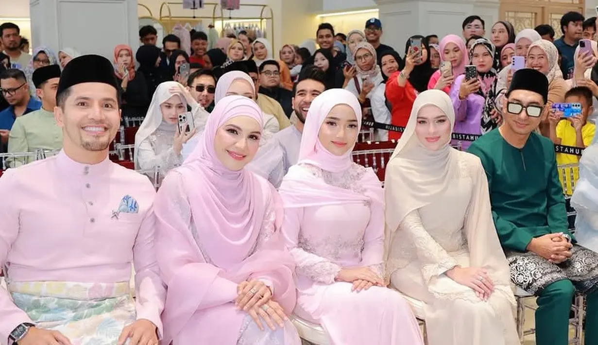 Fuji dan Davina pun sama-sama tampil dengan alas kaki berwarna silver. Membuat keduanya semakin elegan.  [@fuji_an]