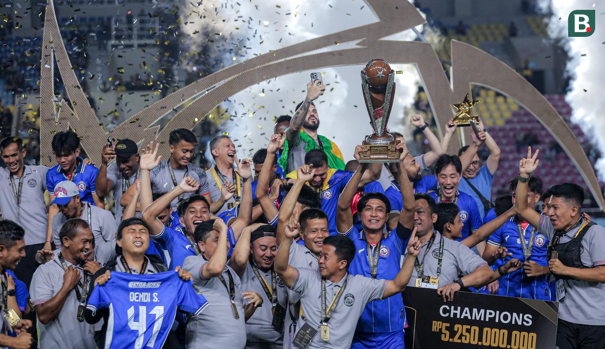 <p>Sejumlah pemain dan ofisial Arema FC merayakan gelar juara Piala Presiden 2024 setelah mengalahkan Borneo FC melalui babak adu penalti 5-4 (1-1) pada laga final yang berlangsung di Stadion Manahan, Solo, Minggu (04/05/2024). Singo Edan menjadi tim tersukses di Piala Presiden dengan mengoleksi 4 trofi. (Bola.com/Bagaskara Lazuardi)</p>