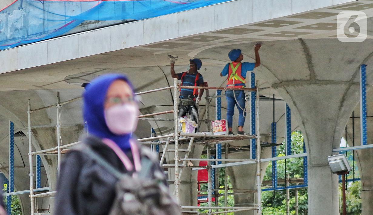 Pekerja menyelesaikan proyek halte Trans Jakarta, di Sudirman, Jakarta, Jumat (18/11/2022). BPJS Ketenagakerjaan (BPJAMSOSTEK) Kantor Wilayah DKI Jakarta mencatat sepanjang Januari hingga Maret 2022 terjadi 61.805 kasus kecelakaan kerja dan mayoritas dialami pekerja usia 20-25 tahun. (Liputan6.com/Angga Yuniar)