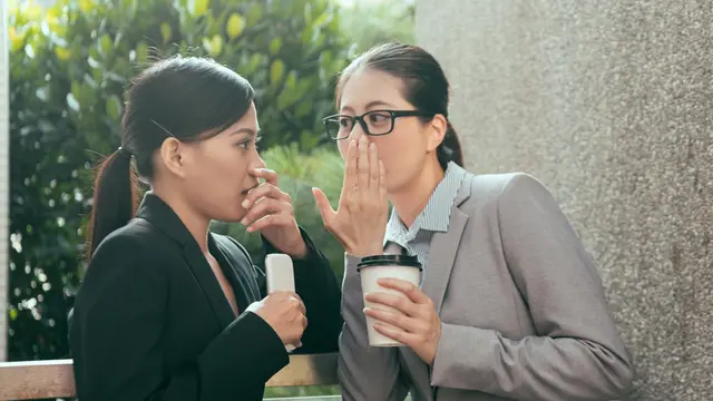 perempuan dan bergosip