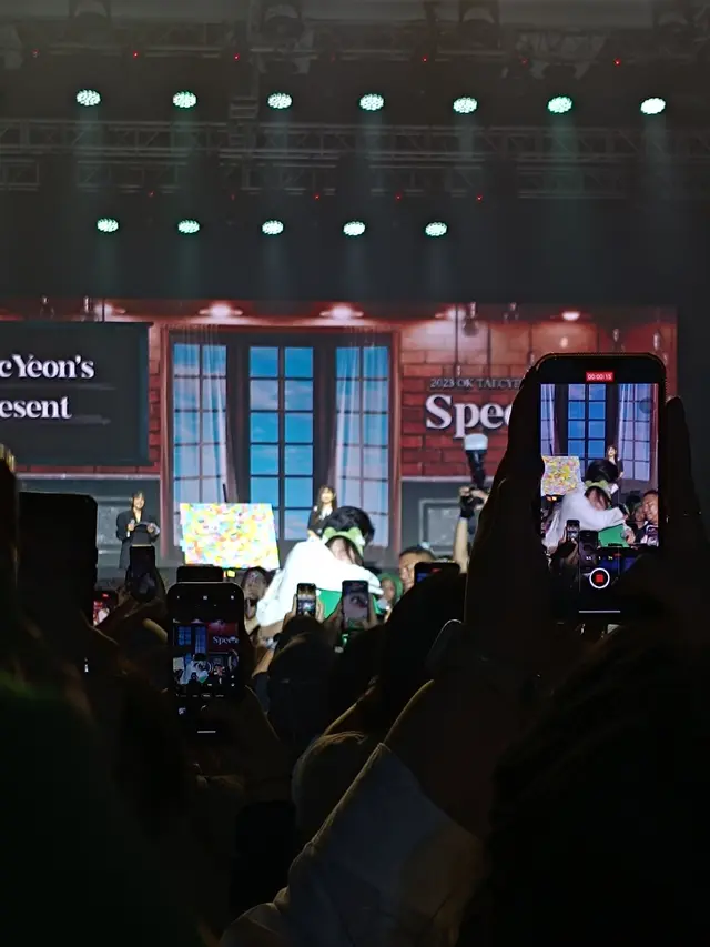 Ok Taecyeon memeluk penggemar sebagai salah satu game yang diadakan di fanmeeting di Jakarta
