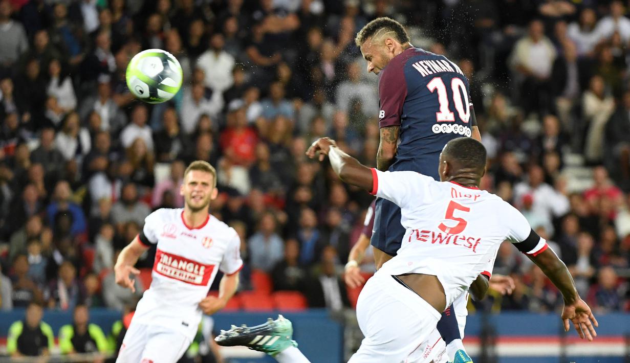 Striker PSG, Neymar Jr, duel udara dengan bek Toulouse, Issa Diop, pada laga Liga 1 Prancis, di Stadion Parc des Princes, Senin (21/8/2017). PSG menang 6-2 atas Toulouse. (AFP/bertrand Guay)