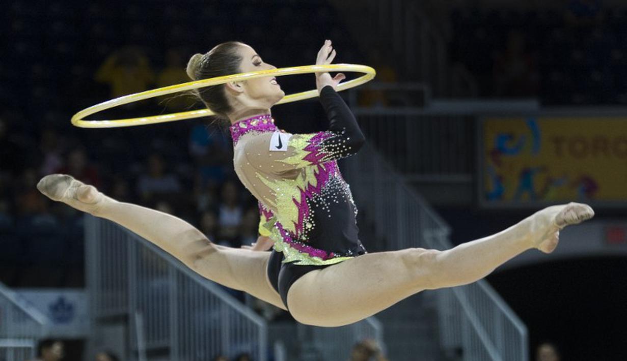 Pesenam Brasil, Natalia Azevedo Gaudio, sedang beraksi di nomor senam ritmik Pan American Games di Toronto, Kanada. (17/7/2015). (AFP PHOTO/KEVIN VAN PAASSEN)
