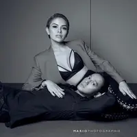 Nikita Mirzani bersama Dipo Latief belum lama ini melakukan pemotretan. Beberapa pose foto intim dari jepretan Mario Photograhie dibagikan di akun Instagram. (Instagram/mariophotographie)